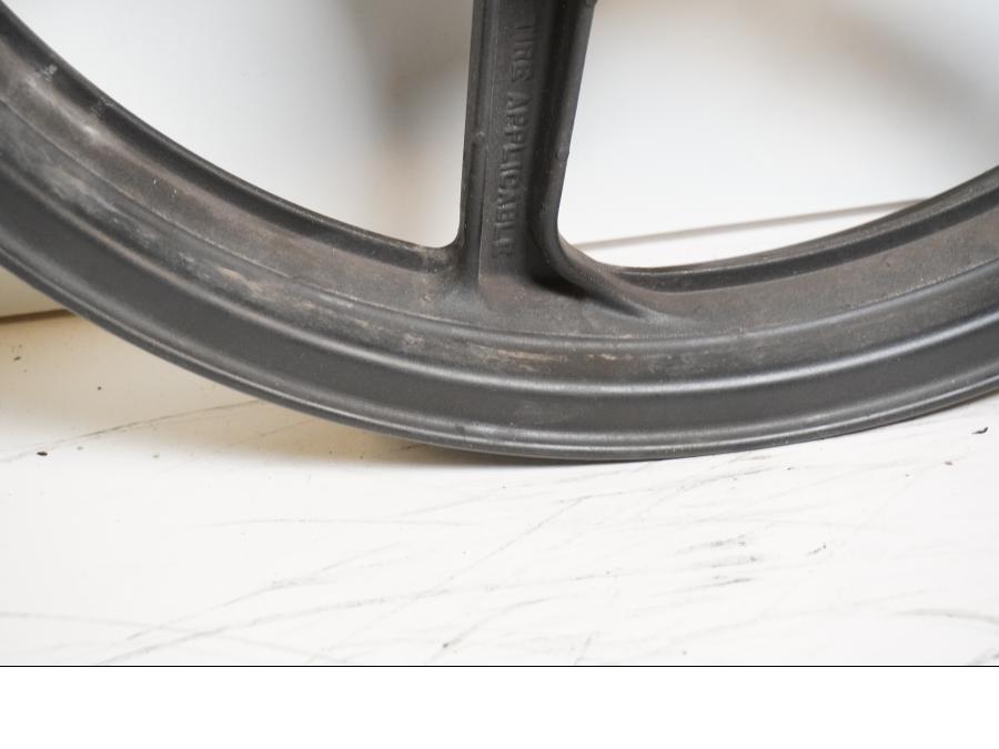 Höger sida på Fälg från en Honda CBR 125 R -2004 motorcykel.