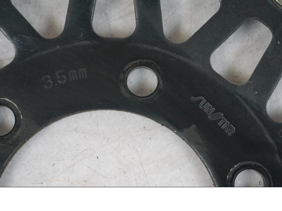 Snett uppifrån på Bromsskiva från en Triumph Daytona 955I -2000 motorcykel.