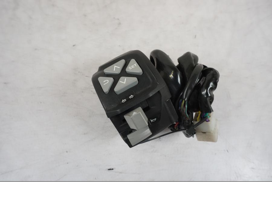 Framsidan på Styrelreglage från en KTM 790 Duke -2018 motorcykel.