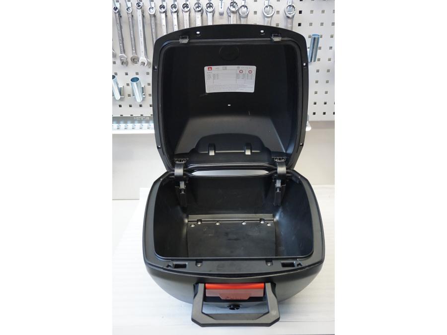 Snett nerifrån på Topbox från en BMW S 1000 XR -2019 motorcykel.