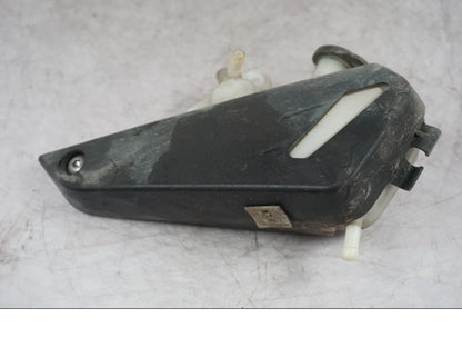 Framsidan på Vattenexpansionskärl från en Triumph Tiger Explorer -2016 motorcykel.