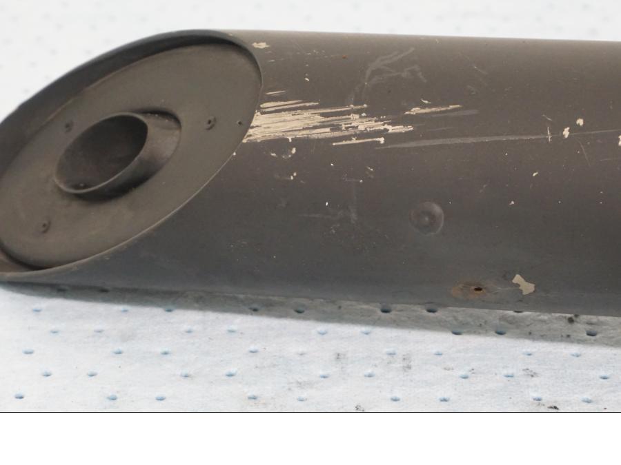 Vänster sida på Ljuddämpare från en Kawasaki VN 900 -2012 motorcykel.