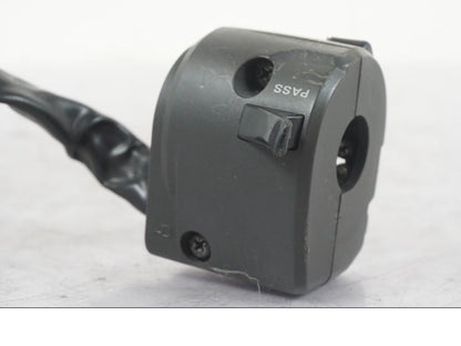 Snett uppifrån på Styrelreglage från en Kawasaki ZZ-R 1400 -2009 motorcykel.