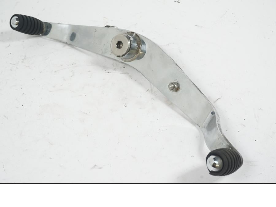 Snett nerifrån på Växelpedal från en Triumph Rocket III -2007 motorcykel.