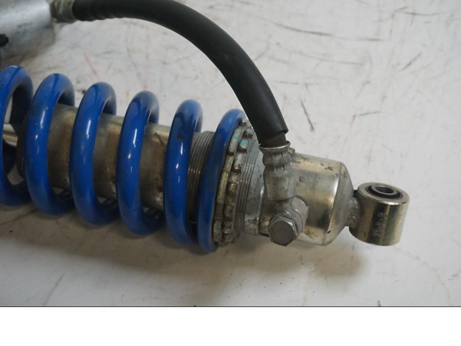 Baksidan på Stötdämpare från en Triumph Speed Triple -2009 motorcykel.