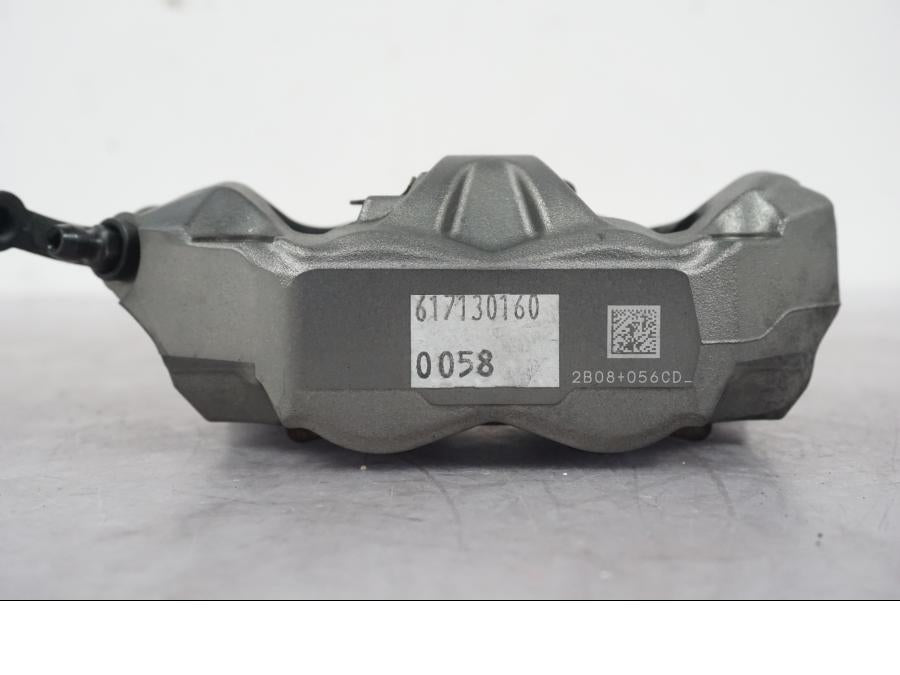 Snett nerifrån på Bromsok från en KTM 1290 Super Duke R -2022 motorcykel.