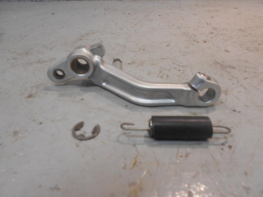 Framsidan på Bromspedal från en Aprilia Tuono V4R -2016 motorcykel.