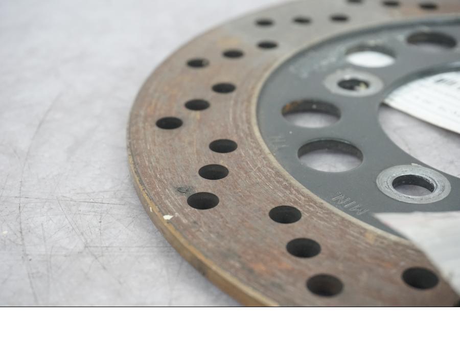 Vänster sida på Bromsskiva från en Kawasaki ZX-7R -1998 motorcykel.