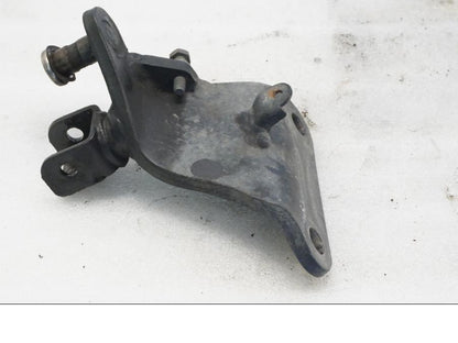 Framsidan på Fotpinnefäste från en Yamaha XVS 650 -1999 motorcykel.