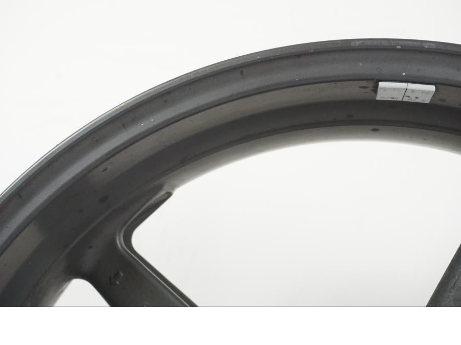 Snett nerifrån på Fälg från en KTM 950 SM -2006 motorcykel.