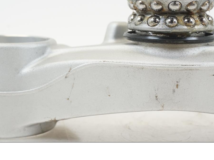 Höger sida på Gaffelkrona från en Triumph Speed Triple -2021 motorcykel.