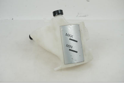 Framsidan på Vattenexpansionskärl från en Ducati Desert X -2022 motorcykel.