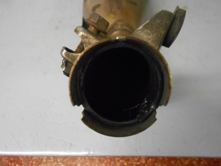 Vänster sida på Ljuddämpare från en Honda CBF 1000 -2006 motorcykel.