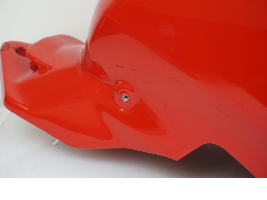 Höger sida på Bensintank från en Ducati Streetfighter S -2011 motorcykel.