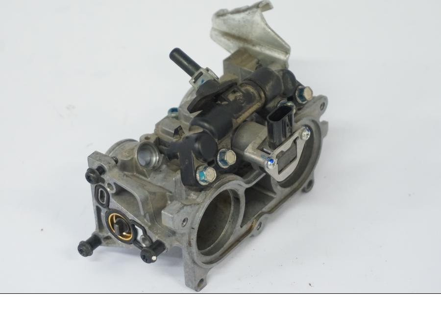 Framsidan på Spjällhus från en Honda CB 500 X -2015 motorcykel.