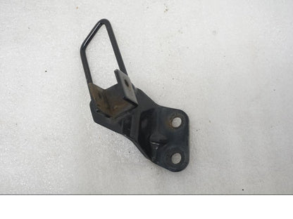 Framsidan på Fotpinnefäste från en Suzuki VL 800 -2004 motorcykel.