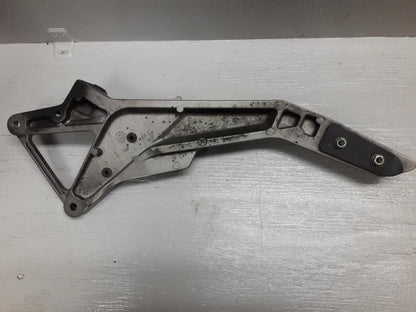 Baksidan på Fotpinnefäste från en Honda CB 600 Hornet -2001 motorcykel.