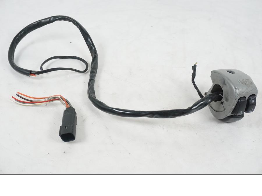 Framsidan på Styrelreglage från en H-D Softail FXCW Rocker -2008 motorcykel.