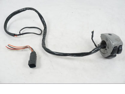 Framsidan på Styrelreglage från en H-D Softail FXCW Rocker -2008 motorcykel.