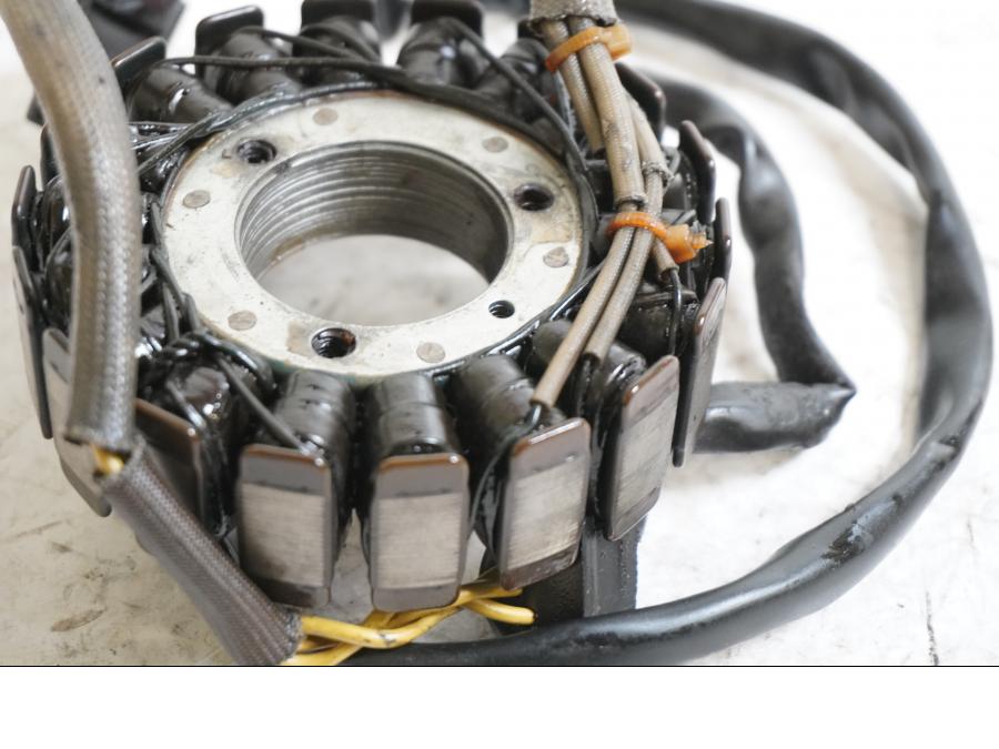 Baksidan på Generator från en Suzuki GS 500 -2004 motorcykel.