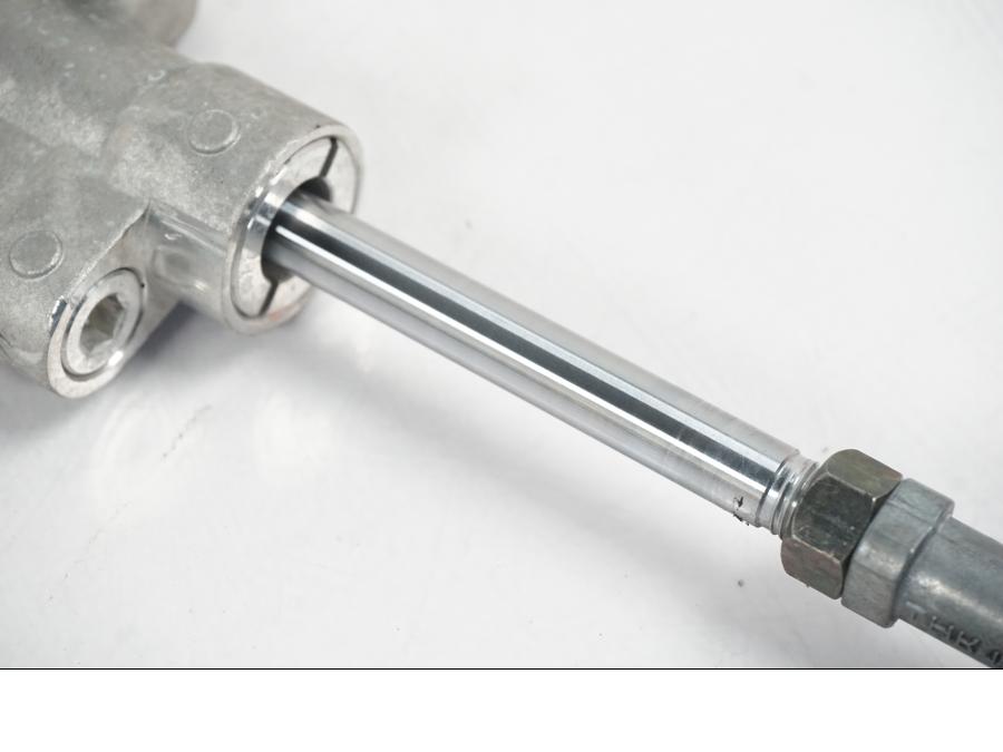 Vänster sida på Styrdämpare från en Yamaha YZF 1000 R1 -2007 motorcykel.