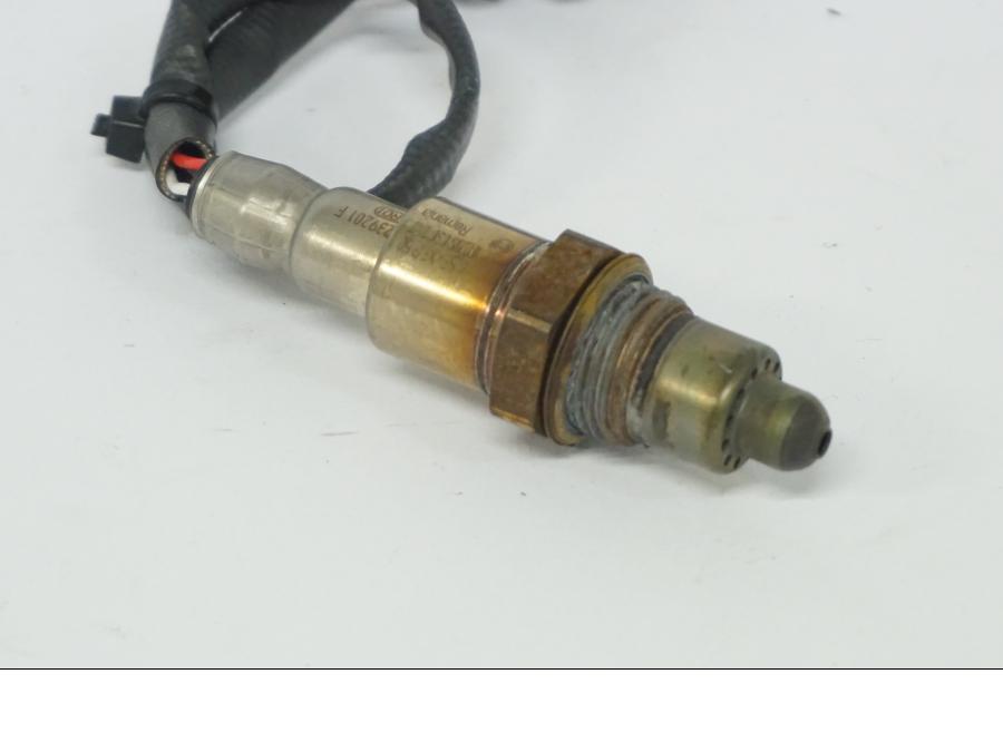 Höger sida på Lambdasond från en Ducati Desert X -2022 motorcykel.