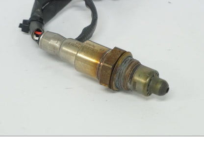 Höger sida på Lambdasond från en Ducati Desert X -2022 motorcykel.