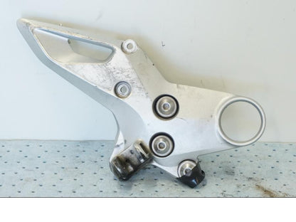 Framsidan på Fotpinnefäste från en Suzuki GSX 1300 BK -2008 motorcykel.