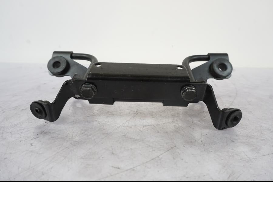 Baksidan på Strålkastarfäste från en Kawasaki Z 800 -2014 motorcykel.