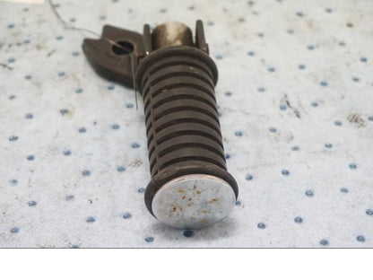 Baksidan på Fotpinne från en Kawasaki EN 500 -1999 motorcykel.