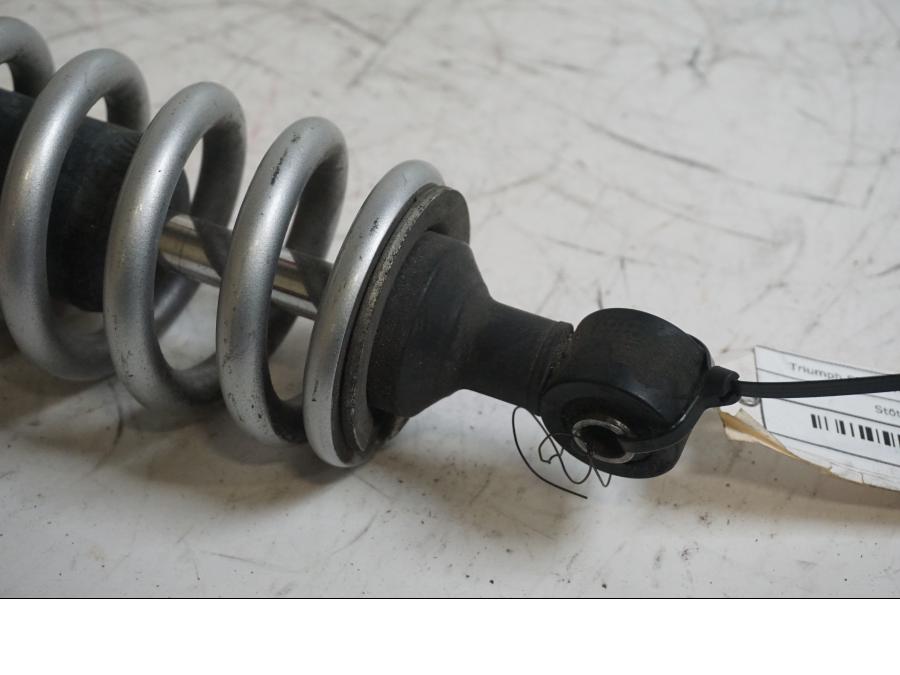 Baksidan på Stötdämpare från en Triumph Street Triple -2009 motorcykel.