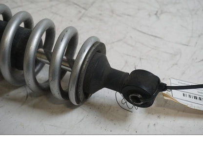 Baksidan på Stötdämpare från en Triumph Street Triple -2009 motorcykel.