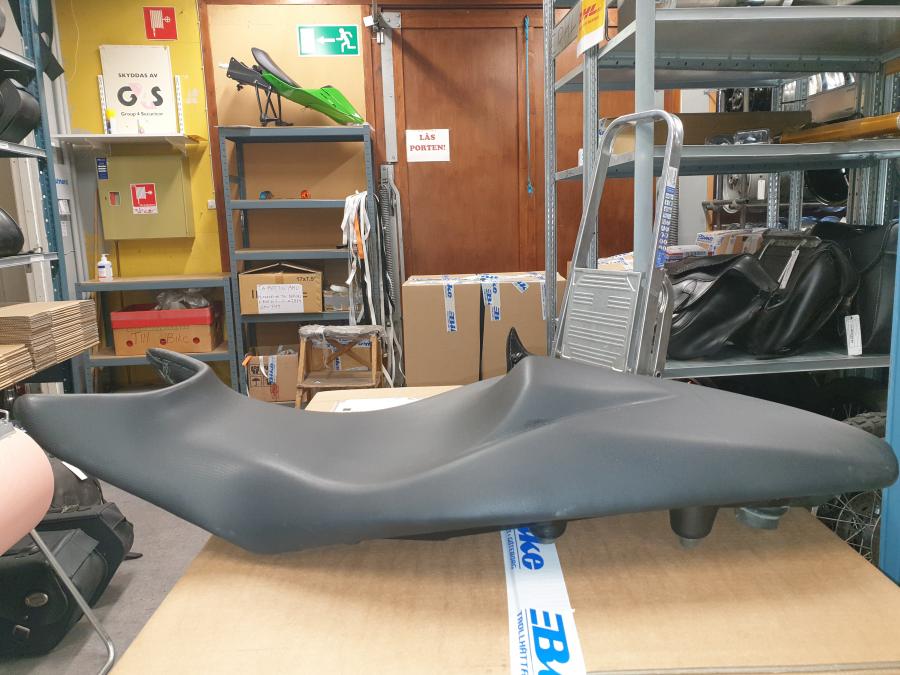 Vänster sida på Sadel från en BMW F 800 S -2010 motorcykel.