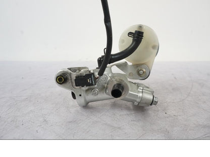 Vänster sida på Bromshuvudcylinder från en KTM 990 Super Duke -2006 motorcykel.