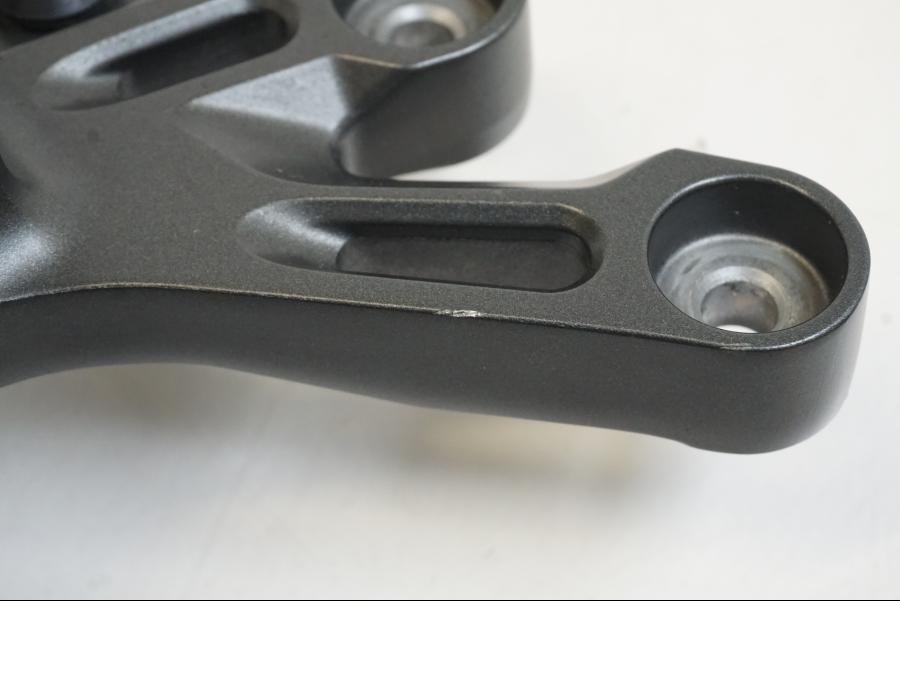 Vänster sida på Fotpinnefäste från en Yamaha YZF R7 -2022 motorcykel.