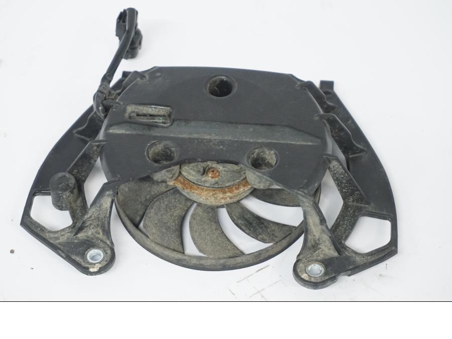 Baksidan på Vattenkylfläkt från en Honda CB 500 X -2015 motorcykel.