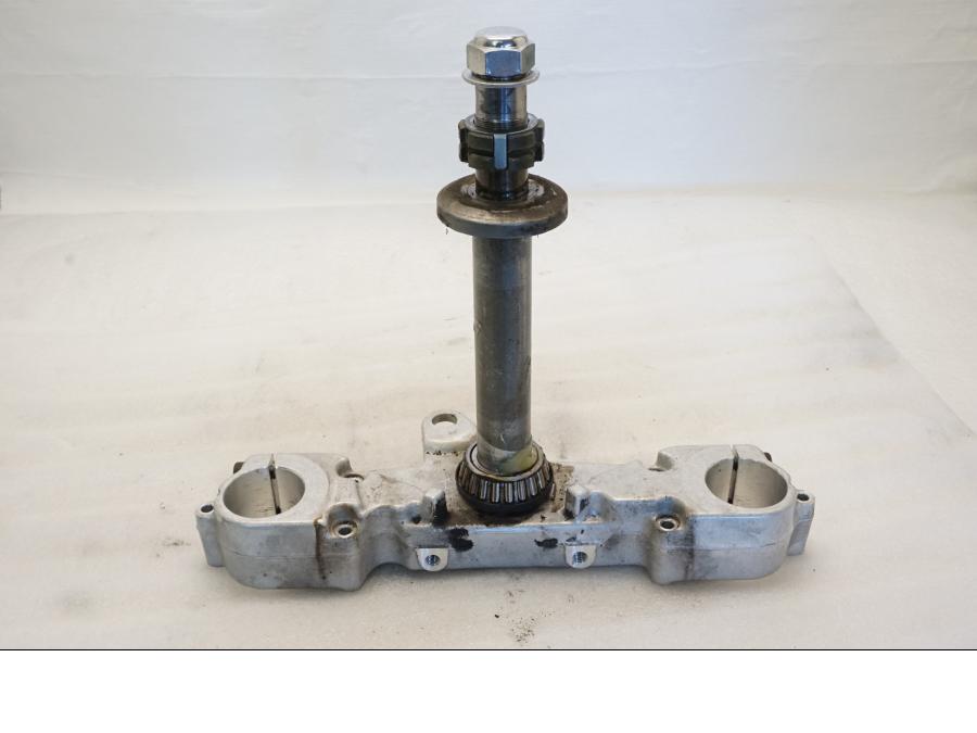 Framsidan på Gaffelkrona från en Yamaha XVZ 13TD -1999 motorcykel.