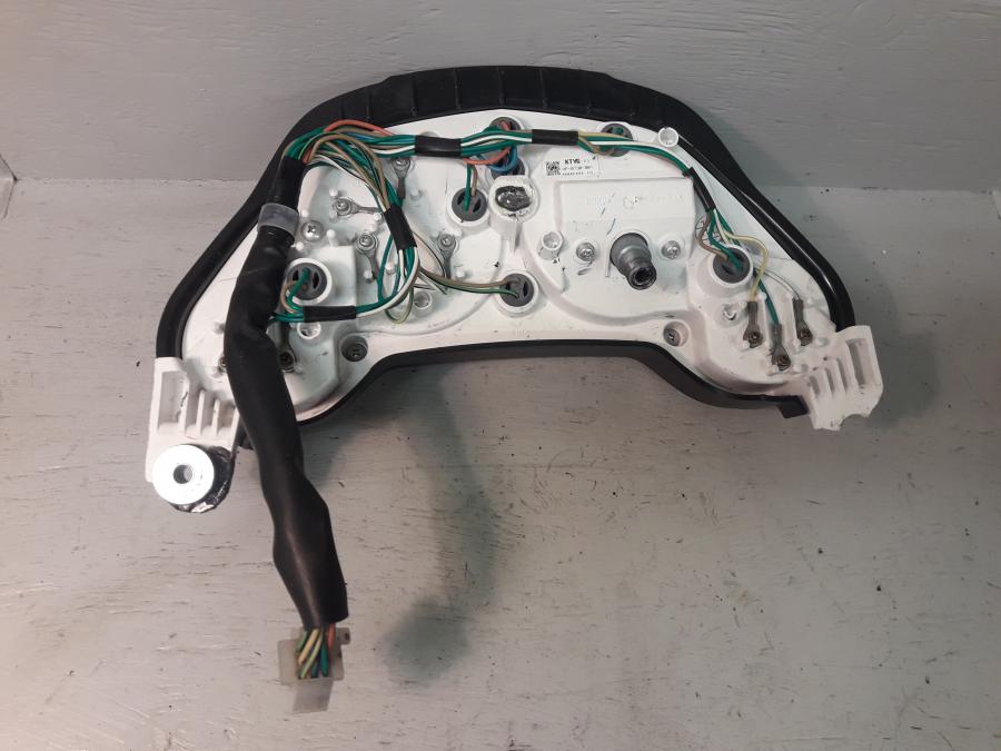 Baksidan på Instrumentpanel från en Honda CBR 125 R -2008 motorcykel.