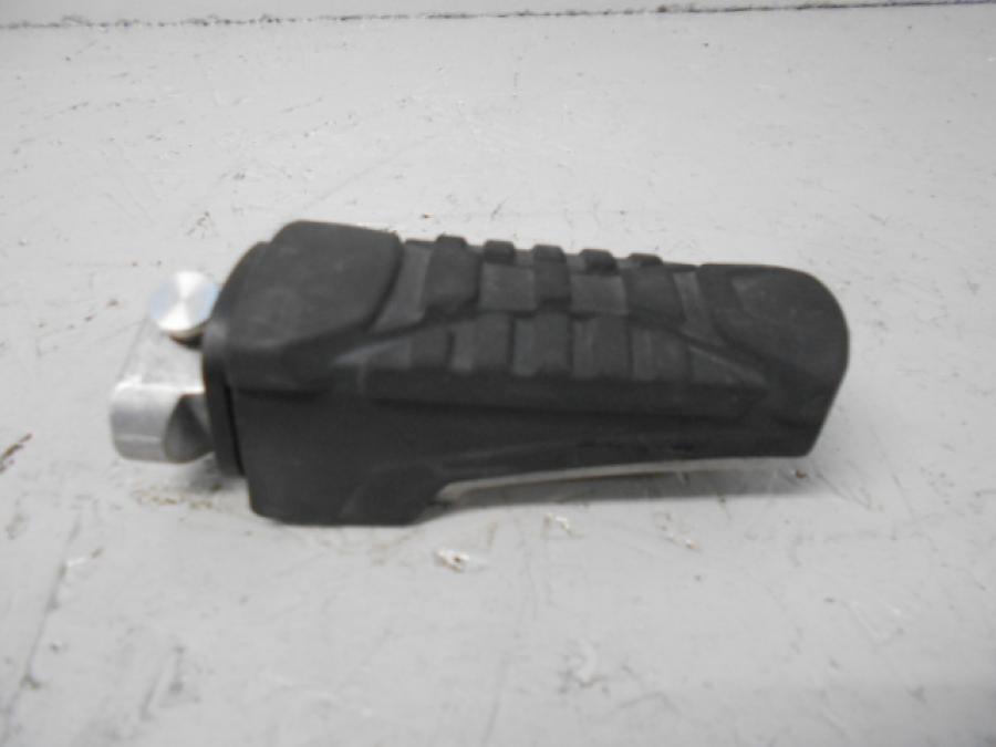 Baksidan på Fotpinne från en BMW S 1000 XR -2018 motorcykel.