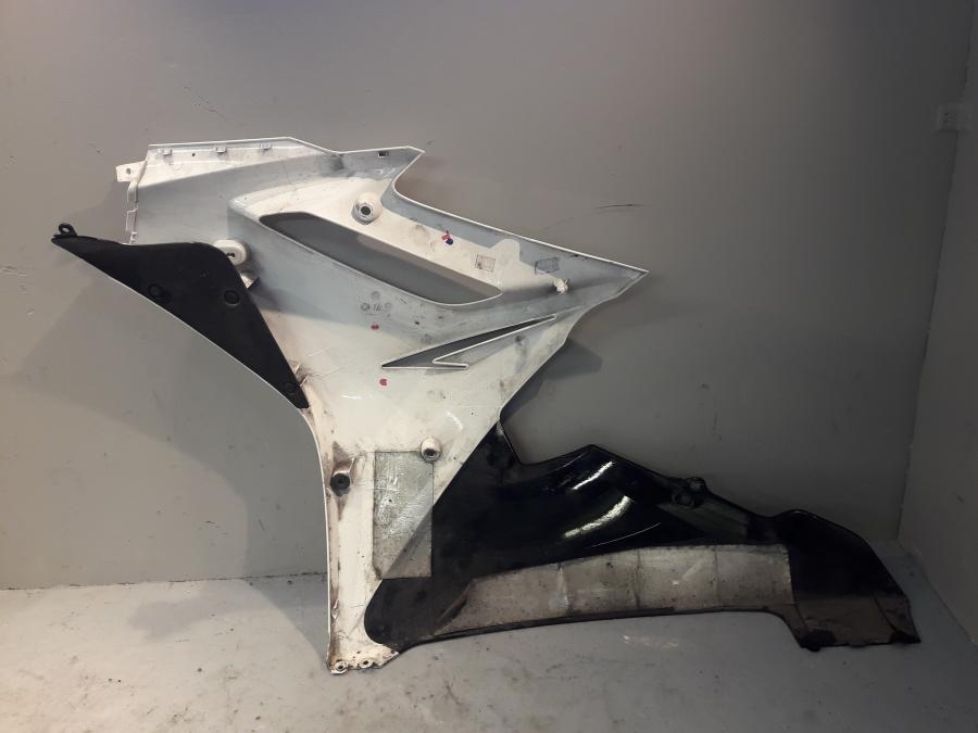 Höger sida på Sidkåpa från en Triumph Daytona 675 -2012 motorcykel.