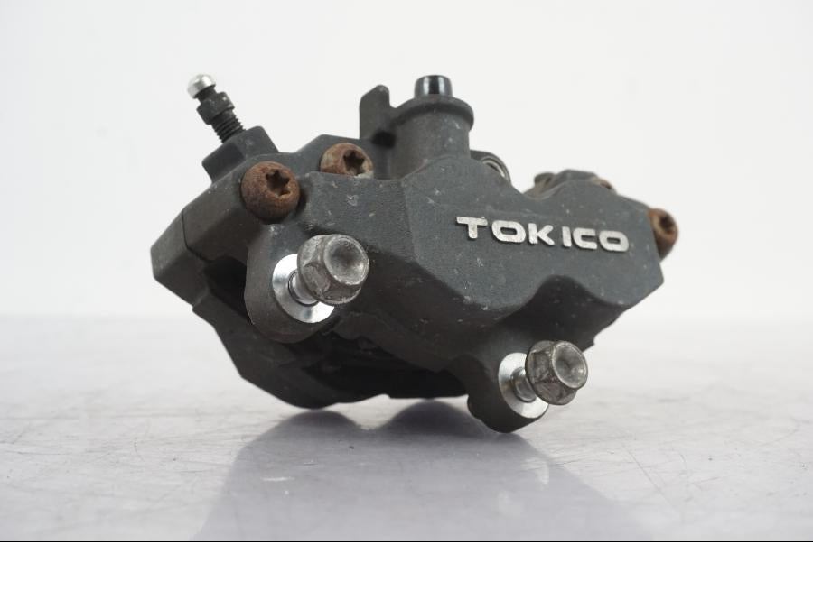 Vänster sida på Bromsok från en Suzuki GSF 1250 -2010 motorcykel.