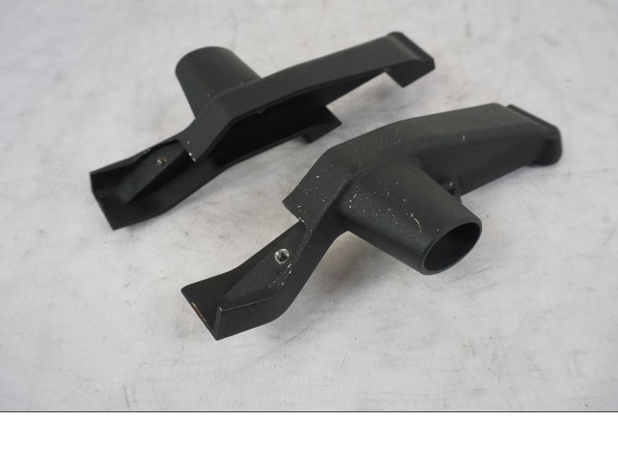 Framsidan på Skylthållare från en KTM 1290 Super Duke R -2021 motorcykel.