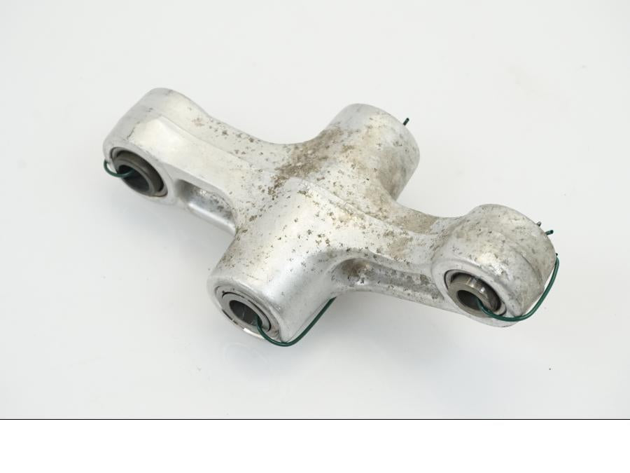 Snett uppifrån på Stötdämparlänkage från en Suzuki GSX 600 F -2000 motorcykel.