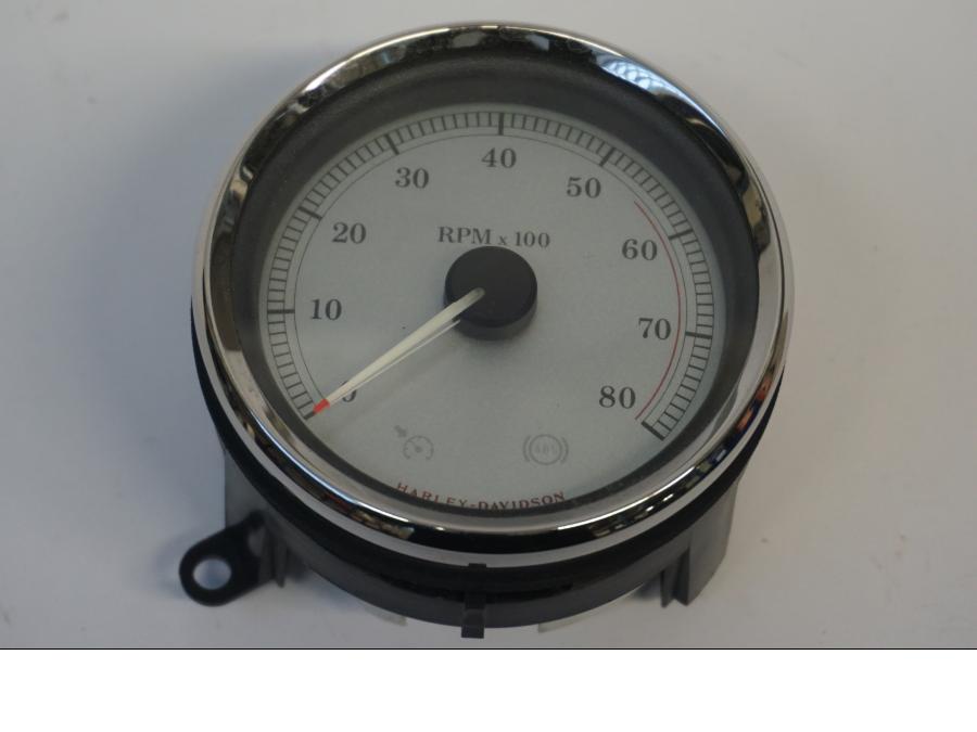 Framsidan på Varvräknare från en H-D Street Glide FLHX -2013 motorcykel.