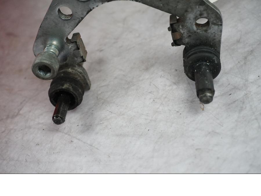 Vänster sida på Bromsoksfäste från en Kawasaki VN 1500 -1996 motorcykel.