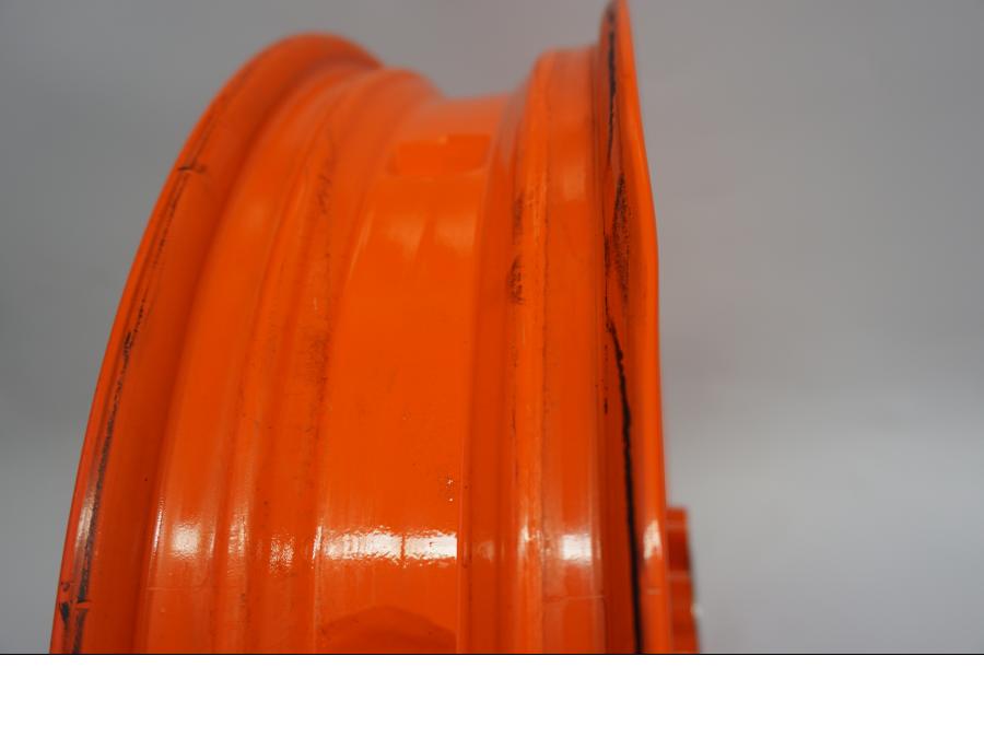 Vänster sida på Fälg från en KTM 890 Duke -2020 motorcykel.