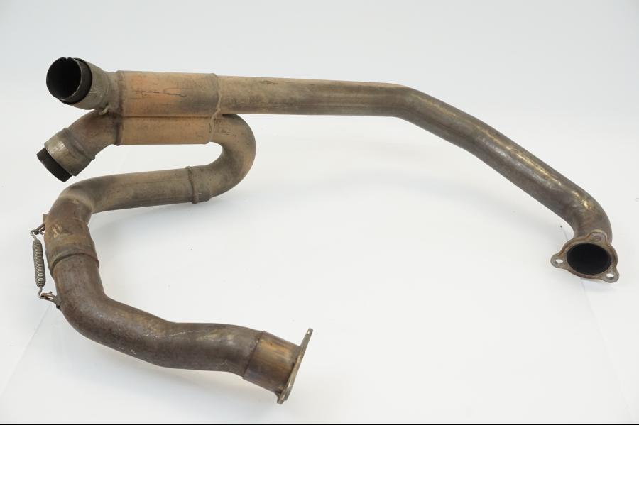 Framsidan på <p>Ett grenrör till en 2002 Aprilia ETV 1000, är i okej</p>

<p>skick.</p> motorcykel.