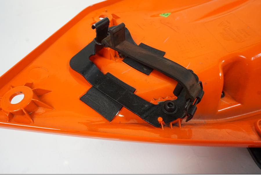 Snett nerifrån på Sidkåpa från en KTM RC 390 -2017 motorcykel.