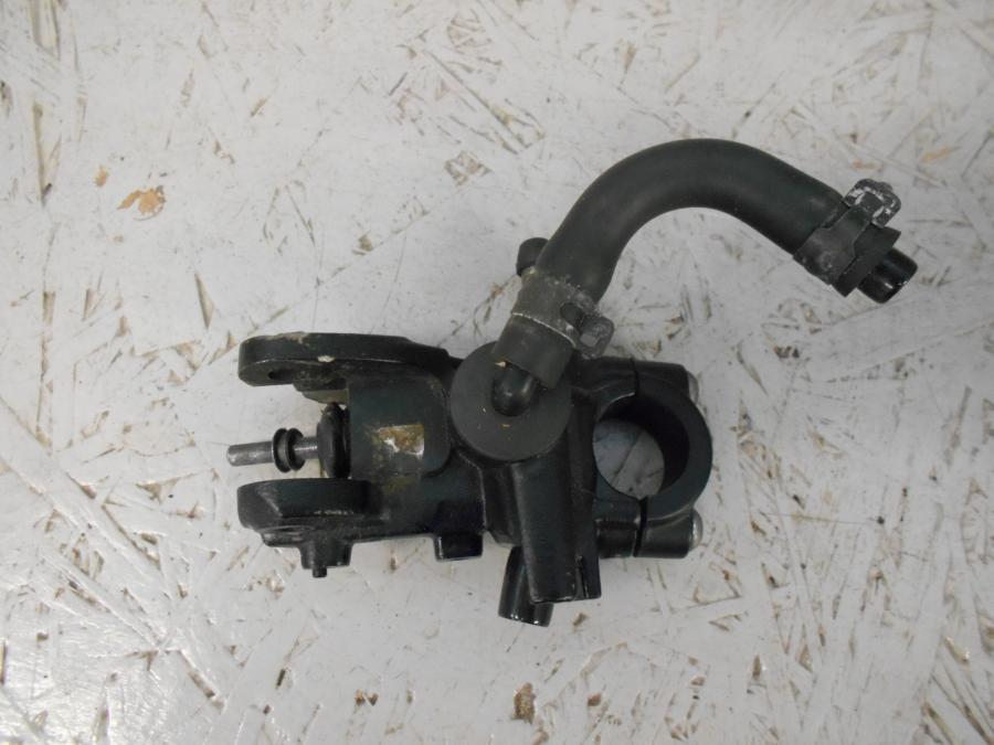 Baksidan på Bromshuvudcylinder från en BMW S 1000 RR -2017 motorcykel.