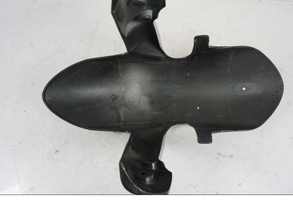 Snett nerifrån på Framskärm från en Suzuki GSX-R 1000 -2005 motorcykel.